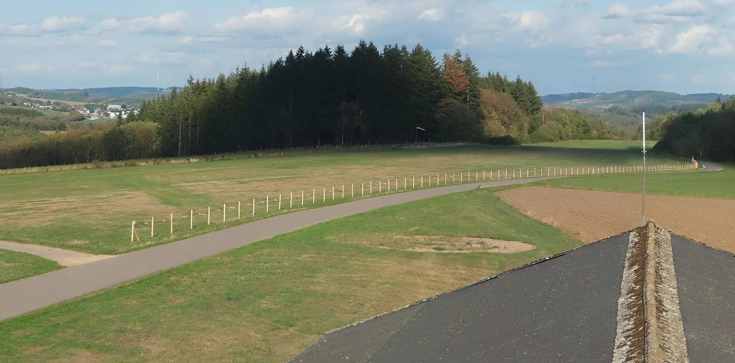 La zone de chantier clôturée le long de la piste de l'aérodrome de Noertrange